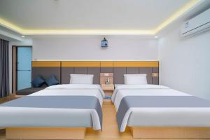 Postel nebo postele na pokoji v ubytování Shengmeiya Apartment Hotel-Line8 Pazhou STN entrance D-Walking distance to Canton Fair