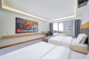 Postel nebo postele na pokoji v ubytování Shengmeiya Apartment Hotel-Line8 Pazhou STN entrance D-Walking distance to Canton Fair
