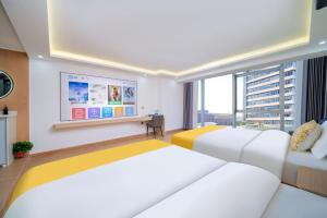 Postel nebo postele na pokoji v ubytování Shengmeiya Apartment Hotel-Line8 Pazhou STN entrance D-Walking distance to Canton Fair