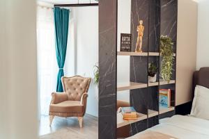 een slaapkamer met een stoel en een muur met planken bij COZY Premium Collection - Q Studios Palas Mall Iasi in Iaşi