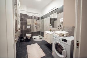 een badkamer met een wasmachine en een wasmachine bij COZY Premium Collection - Q Studios Palas Mall Iasi in Iaşi