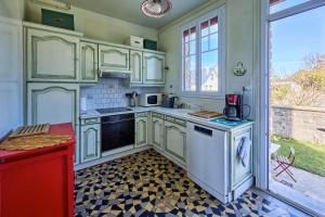 Kuchyň nebo kuchyňský kout v ubytování Villa Les Mouettes - A 50 m de la plage + 5 fotografií