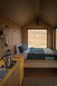 Ένα ή περισσότερα κρεβάτια σε δωμάτιο στο Off-Grid Cabin Nestled in Nature - Pet Friendly - Ottessa