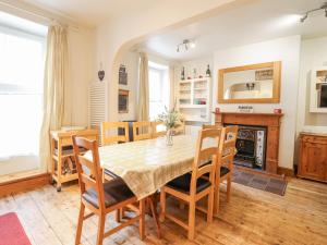 a kitchen and dining room with a table and chairs at Mor Iwerddon in Barmouth