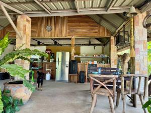 una cucina con un frigorifero e un cane in una stanza di Khao Yai Lake Hill Resort a Khanong Phra Altre 98 foto