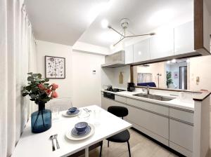 Kuchyň nebo kuchyňský kout v ubytování R Inn 本町 R-Inn Hommachi