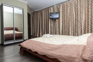 Habitación de hotel con cama y espejo en Chyhorinskyi Hotel en Kiev