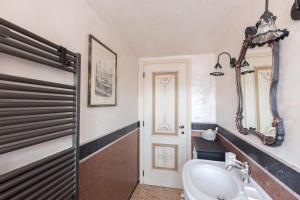 ヴェネツィアにあるCà Manzoni Apartment with Terraceのバスルーム(シンク、バスタブ、トイレ付)
