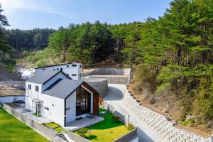 Příroda nedaleko penzionu + 2 fotografie