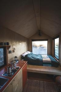 Ένα ή περισσότερα κρεβάτια σε δωμάτιο στο Remote Off-Grid Cabin in the Wilderness - Jude