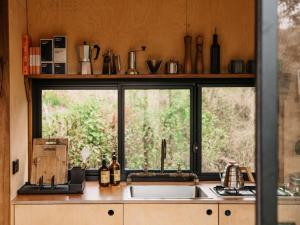 Η κουζίνα ή μικρή κουζίνα στο Remote Off-Grid Cabin in the Wilderness - Jude +10 φωτογραφίες