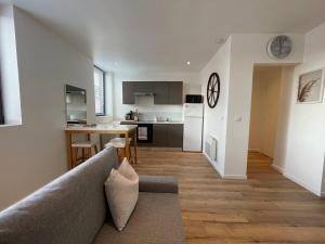 a living room with a couch and a kitchen at Le Cocon Minier, Gare - centre in Lens