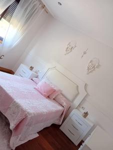 a bedroom with a pink bed with pink sheets at A Eira de Salvador in Portas