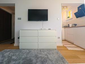 Telewizja i/lub zestaw kina domowego w obiekcie Apartament Parkowy Rabka