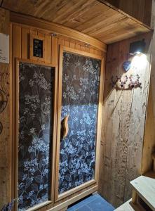 a room with two glass doors with flowers on it at GITE "POM DE PIN" avec accès à la balnéo et piscine couverte - Libre du samedi au samedi in Longchaumois +30 photos