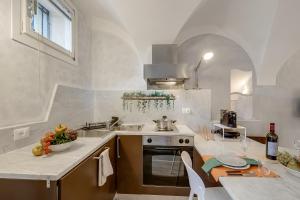 una cocina con fregadero y estufa horno superior en Lory's House - Happy Rentals, en Gardone Riviera