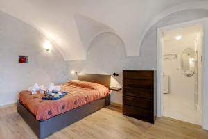 Un dormitorio con una cama con una bandeja encima. en Lory's House - Happy Rentals, en Gardone Riviera