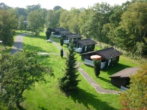 una visione aerea di un gruppo di cabine di Scandinavisch dorp a Eelderwolde