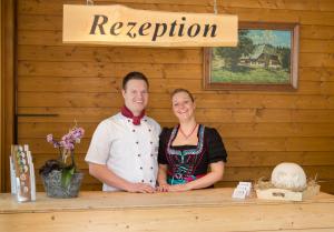 Un homme et une femme debout au comptoir dans l'établissement ThälerHäusle, à Furtwangen im Schwarzwald