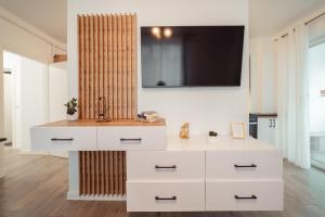 Un televizor și/sau centru de divertisment la LUXURY Cozy Apartments and Studios Palas Mall Iasi +37 fotografii