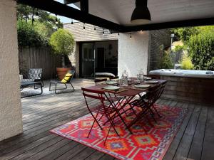 Balcon ou terrasse dans l'établissement Résidence 04092-lacanau Ocean - Villa pour 8 personnes avec jardin et jacuzzi à Lacanau Océan MAE-0751 8 autres photos