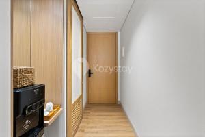 un pasillo con una puerta que conduce a una habitación en Calira by Kozystay - Nusa Dua, en Nusa Dua