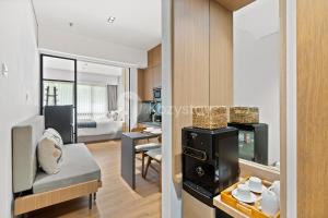 Sala de estar con cocina y dormitorio en Calira by Kozystay - Nusa Dua, en Nusa Dua