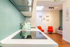 un robot verde en un mostrador en una habitación en Casa Mocambo by Toh Solution, en Turín 51 fotos más