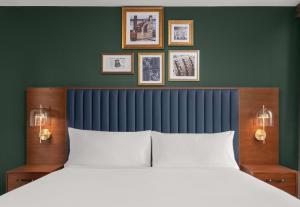 Postel nebo postele na pokoji v ubytování Hotel Ardent Dayton Downtown, Tapestry Collection By Hilton