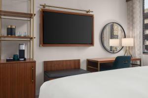 Postel nebo postele na pokoji v ubytování Hotel Ardent Dayton Downtown, Tapestry Collection By Hilton