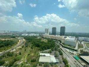 Pemandangan umum bagi Johor Bahru atau pemandangan bandar yang diambil dari apartmen