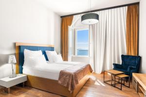 a hotel room with a bed and a window at Hotel Dua Residence in Poreč