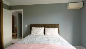 Ένα ή περισσότερα κρεβάτια σε δωμάτιο στο Loft com otima localizacao, Wi-Fi e ar-condicionado