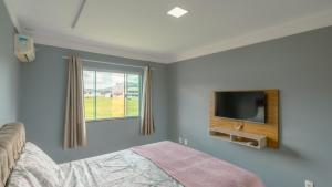Μια τηλεόραση ή/και κέντρο ψυχαγωγίας στο Loft com otima localizacao, Wi-Fi e ar-condicionado