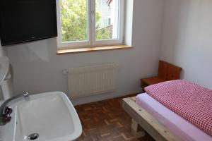 Postel nebo postele na pokoji v ubytování Hirschen B&B