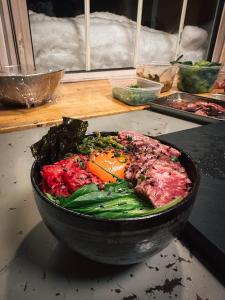 ニセコ町にあるカントリーイン　ミルキーハウスの食器入りカウンター