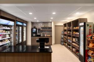 Supermarket nebo jiné obchody v  hotelu nebo okolí