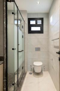 Et badeværelse på The Grand Oasis Villa + 23 billeder