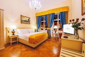 Posteľ alebo postele v izbe v ubytovaní Josephine Old Town Square Hotel - Czech Leading Hotels