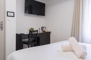a bedroom with a desk and a bed with towels at Le 303 Vault - Chambre Climatisée à Jean Jaurès in Toulouse