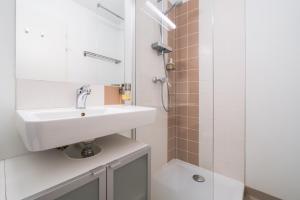 a bathroom with a sink and a shower at Le 303 Vault - Chambre Climatisée à Jean Jaurès in Toulouse
