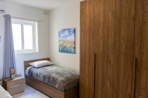 Cama o camas de una habitación en Brand New 3BR Apt in Gzira