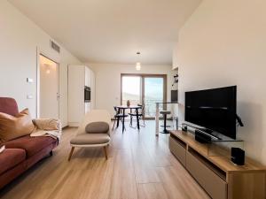 ein Wohnzimmer mit Sofa und Flachbildfernseher in der Unterkunft Francoforte 10 in Olbia