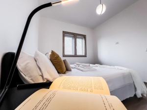 ein Schlafzimmer mit zwei Betten und einem Fenster in der Unterkunft Francoforte 10 in Olbia