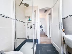 ein Badezimmer mit Dusche, Toilette und Waschbecken in der Unterkunft Francoforte 10 in Olbia + 29 Fotos