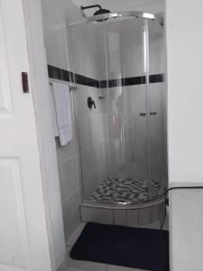 Bilik mandi di Claremont Secured Residence