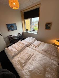 Postel nebo postele na pokoji v ubytování Folsted - Værelse 104 med eget badeværelse og fri parkering