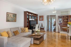 Μια τηλεόραση ή/και κέντρο ψυχαγωγίας στο Athens Seaside Apartment