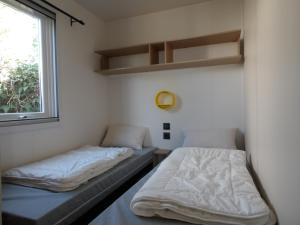 Postel nebo postele na pokoji v ubytování Camping Les Sables Blancs