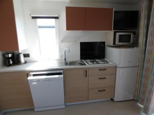 Kuchyň nebo kuchyňský kout v ubytování Camping Les Sables Blancs